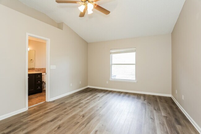 Building Photo - 1819 Burgess Hill Dr E