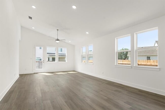 Building Photo - 1012 Yaupon Holly Dr