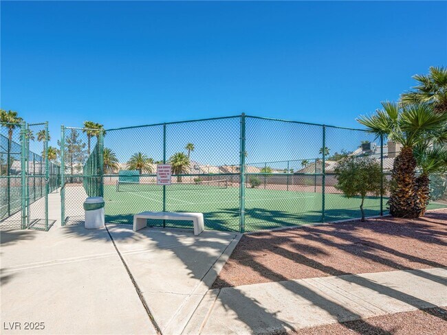 Building Photo - 4749 Califa Dr