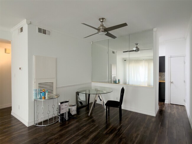 Building Photo - 6500 Harbor Town Dr