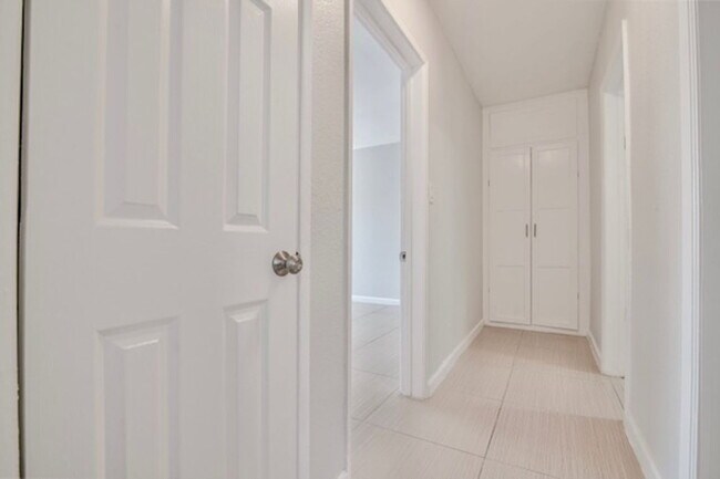 Building Photo - 4316 Santa Rosalia Dr