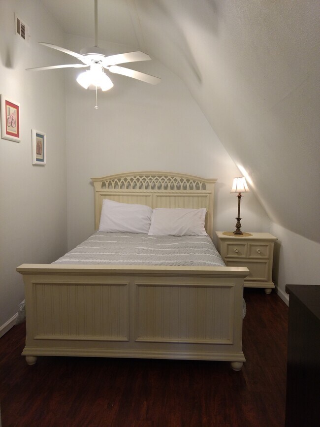 bedroom - 4633 S Wilson Blvd