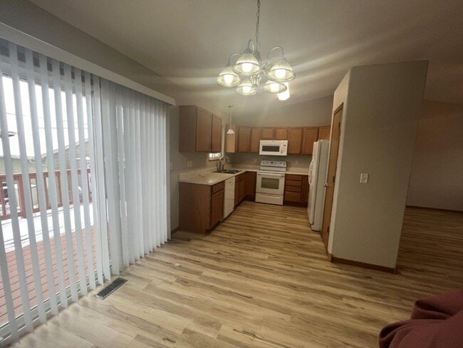 Building Photo - 4 BEDROOM | 2 BATH | DOUBLE CAR GARAGE | RAPID VALLEY