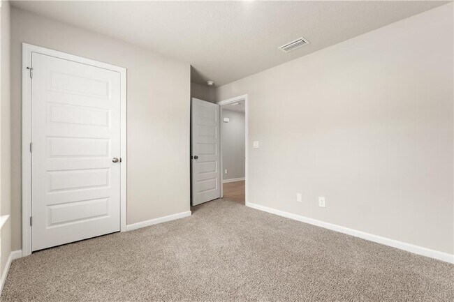Building Photo - 2613 Windmere Dr E