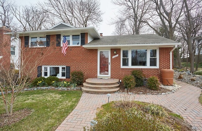 Building Photo - Silver Spring splendor with yard care INCL...