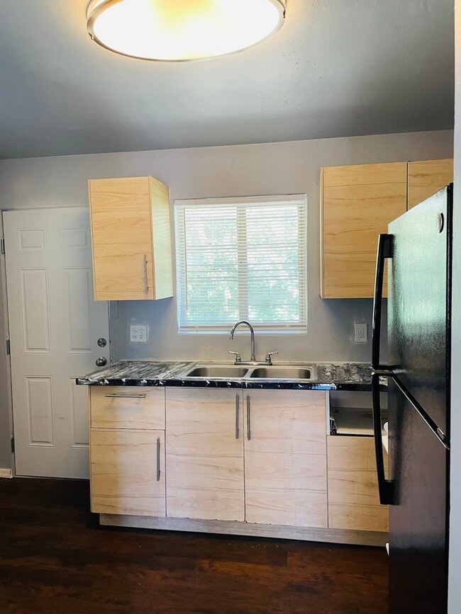 Building Photo - Townhome For Rent