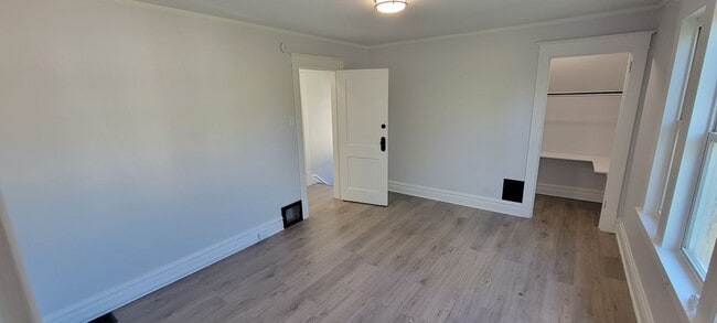 Building Photo - AVAILABLE JUNE 1ST - 2 Bed/ 1 Bath w/ Great Yard!