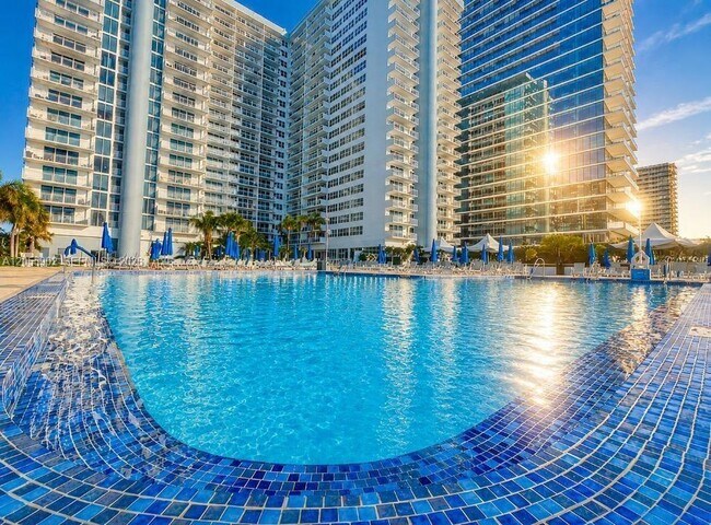 Building Photo - 2030 S Ocean Dr