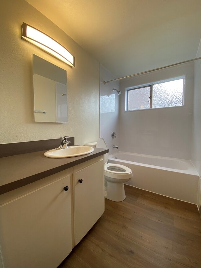 Building Photo - VALHALLA APTS
