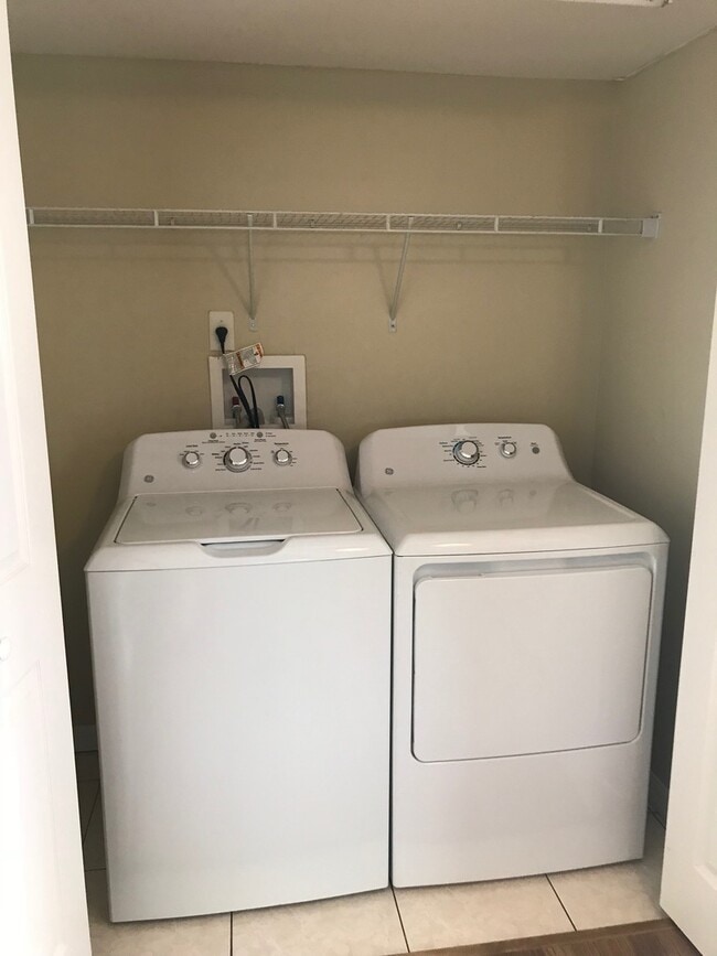 Building Photo - FABULOUS 3/2.5 Townhome In Wonderful Lake ...