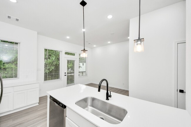 Building Photo - 5103 Mallow St