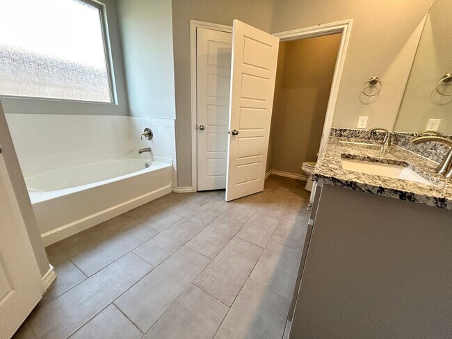 Building Photo - 3Bed/2Bath Available !