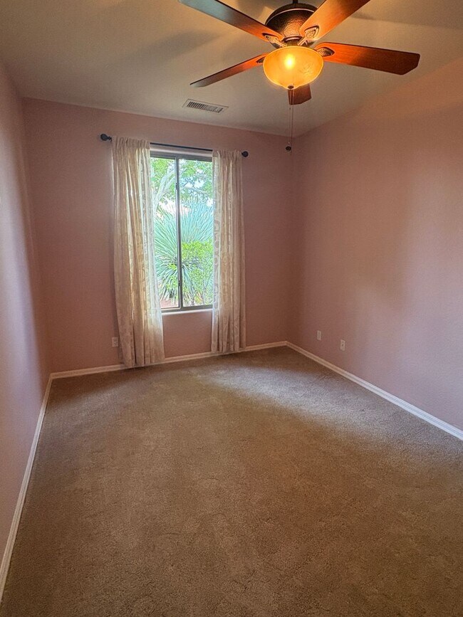 Building Photo - 110 E Bighorn Ct