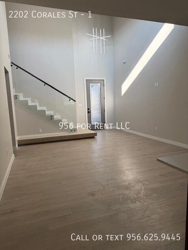 Building Photo - 2202 Corales St