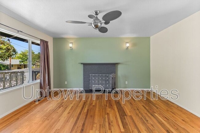 Building Photo - 16620 SW Oak St