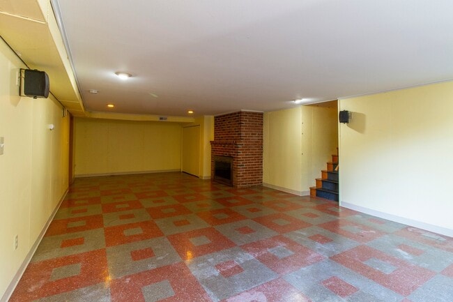 Building Photo - Fantastic SE Portland Home with Parking, Hardwoods, Charming Character, and Large Patio