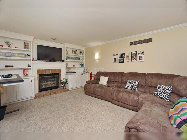 Building Photo - 6275 Hummingbird Dr