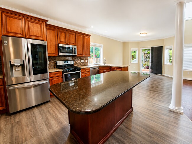 Building Photo - Beautiful 5 Bedroom Home!