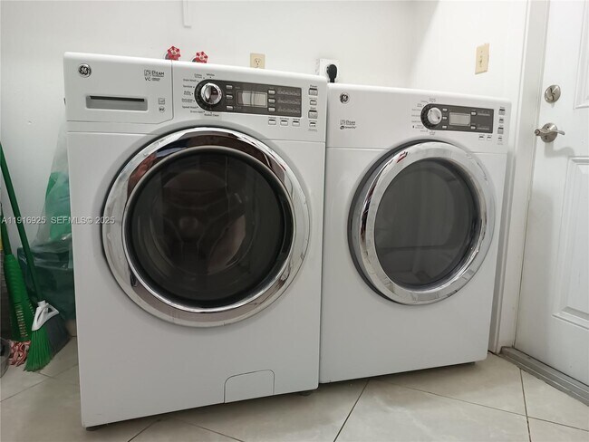 Building Photo - 1818 Fillmore St