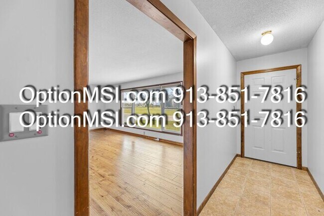 Building Photo - Country Charm Just Minutes From Lawrence!