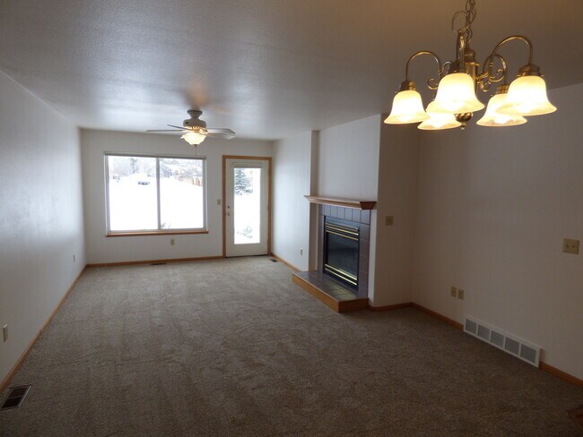 Building Photo - 2 Bedroom Townhome in Northwest Loveland