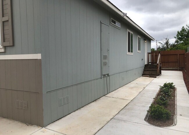 Building Photo - 212 Las Flores Ave