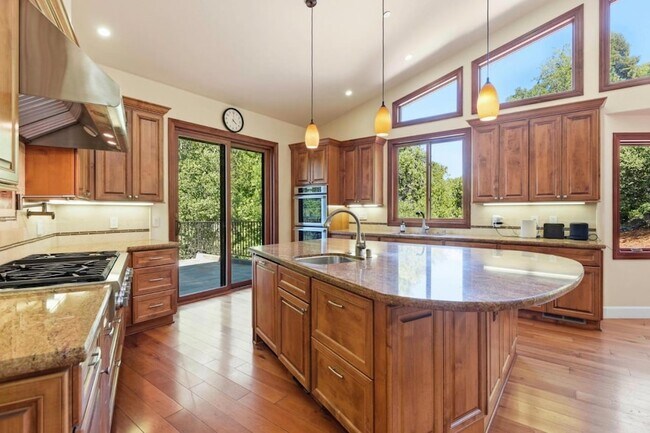 Building Photo - 3911 Pepper Tree Ct