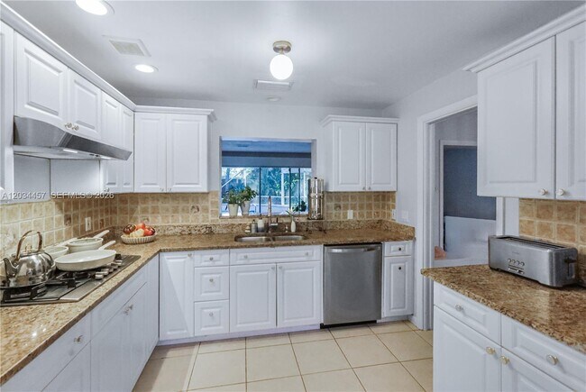 Building Photo - 4042 Greenwood Dr