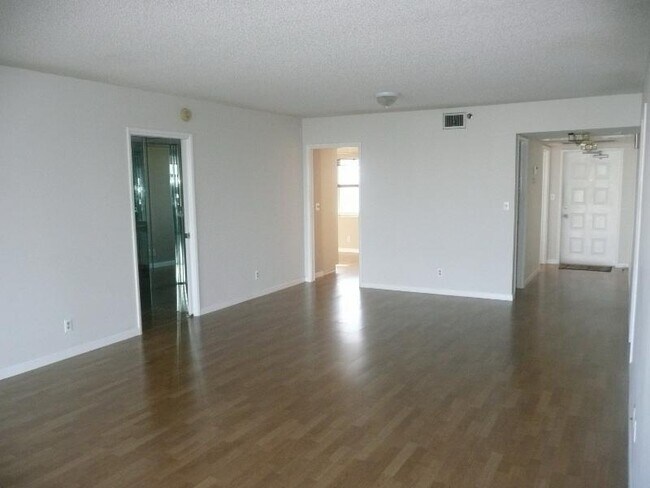 Building Photo - 4015 W Palm Aire Dr