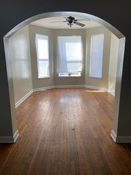 Living room - 1631 S Central Park Ave