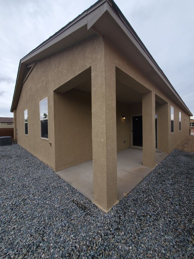 Building Photo - 3 bed 2 bath Energy Efficient Home!