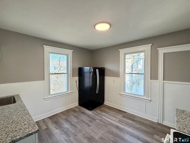 Building Photo - 696 Main St