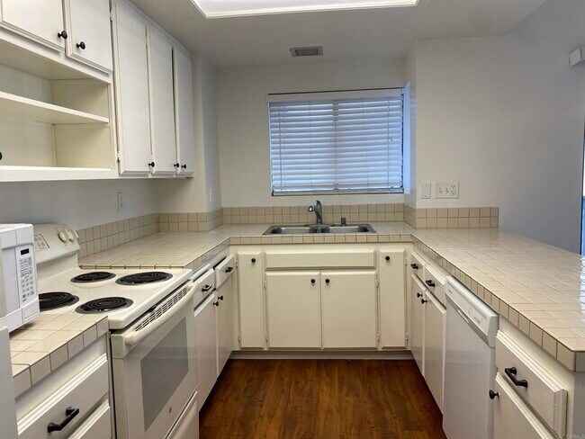 Building Photo - 520 Via De La Valle