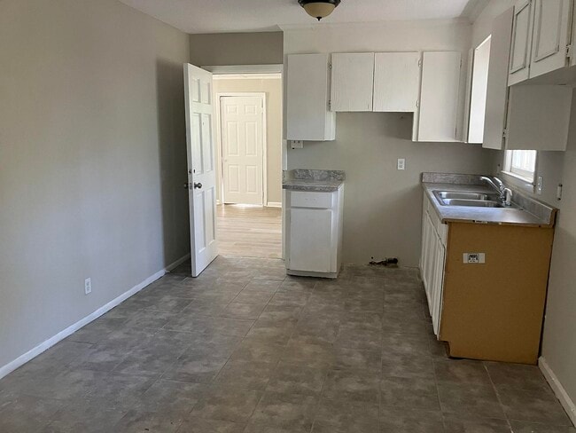 Building Photo - 2050 Cherokee Ct