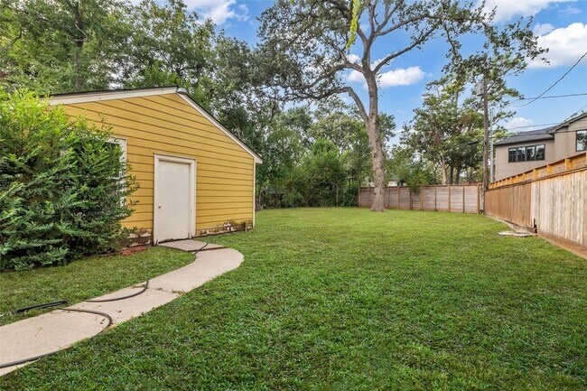 Building Photo - 4303 Piney Woods Dr