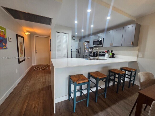 Building Photo - 9410 Poinciana Pl