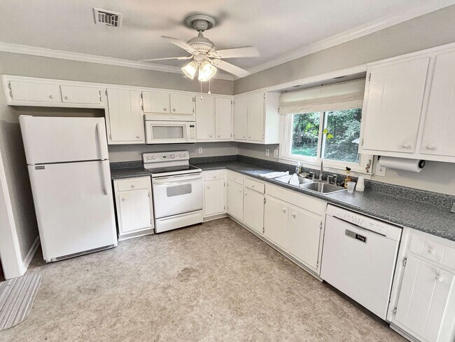 Building Photo - Charming 3 BR/2BA Townhome in Marietta!
