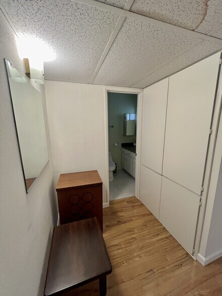 halleay - 1339 N Columbus Ave