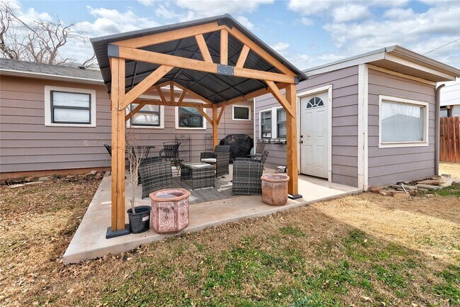 Building Photo - South-side 3 bed 1.5 bath