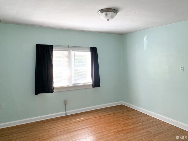 Building Photo - 519 S Swain Ave