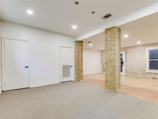 Building Photo - 702 San Antonio St