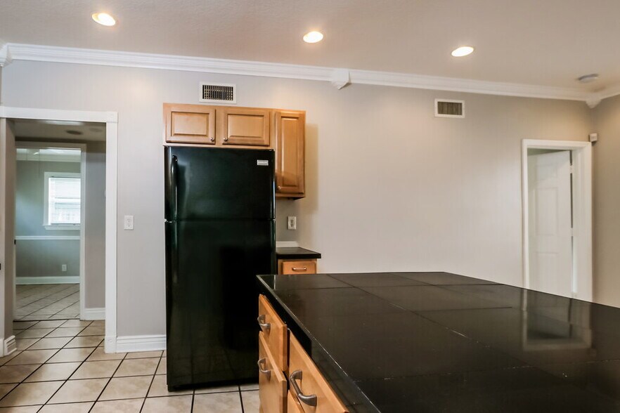 Building Photo - 395 Plum Tree Dr