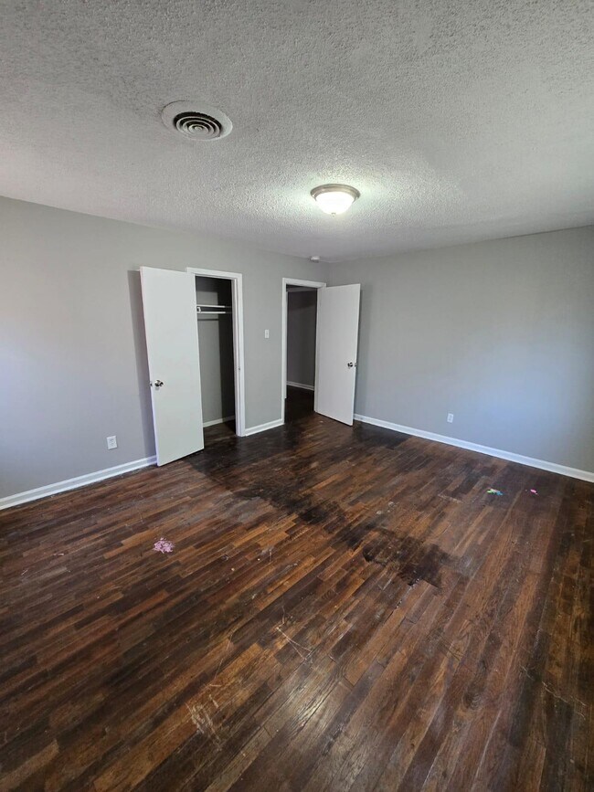 Building Photo - 204 Greenlaw Ave