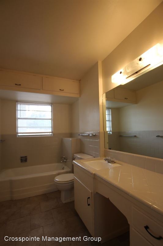Building Photo - 2725 Tanglewood Dr