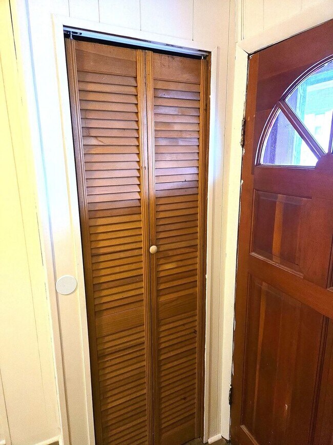 Building Photo - Spacious 3-bedroom single-family home in C...