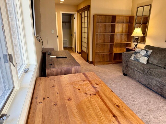 Building Photo - 2 bedroom Golf course Condo