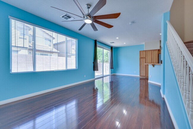 Building Photo - NW 3 bedroom!! Community Pool!! Playground...
