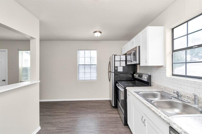 Building Photo - 915 Eleanor St