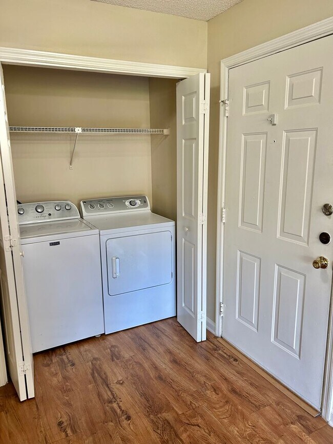Building Photo - One Bedroom Apartment in Gated Community - Easy Highway Access!