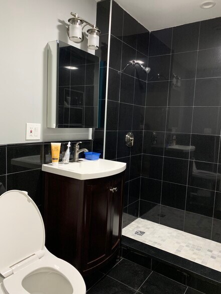 Building Photo - 148 Hillside St